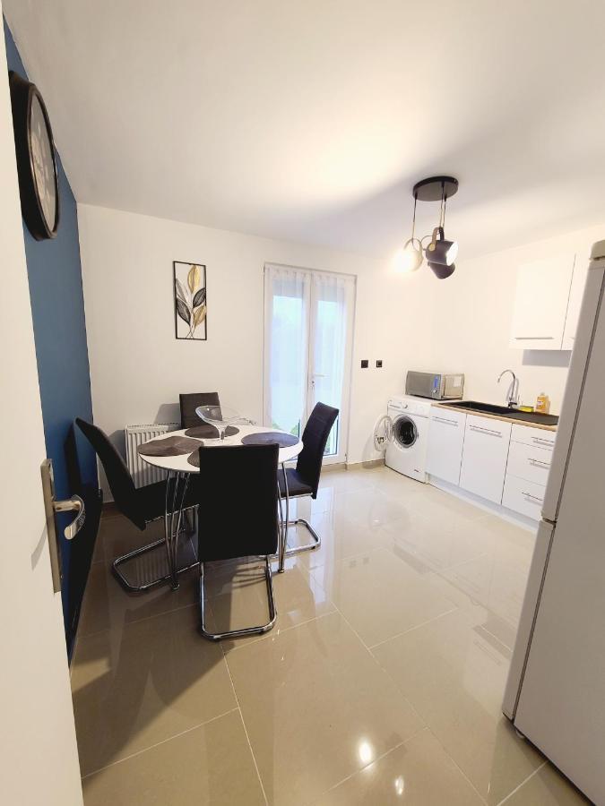 Appartement Cosy Et Elegant Поатие Екстериор снимка